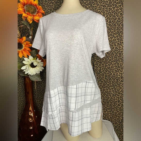 🌴3/$30🌴DOE & RAE Gray/Plaid Asymmetrical Short Sleeve Babydoll Top NWT - Picture 3 of 10